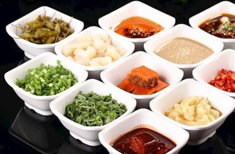吃火锅时,调这5种蘸料的人,服务员:不是同行就是吃货