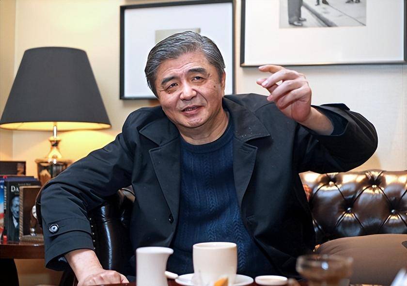 男排主帅汪嘉伟现状:51岁二婚娶将门虎女,背靠大山成能源大亨_邓星