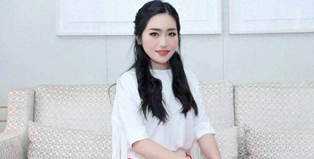 她已经不再是一个懵懂无知的女孩,而是成为了闪闪发光