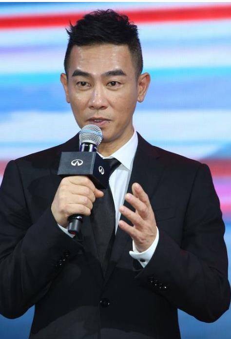 陈小春:用尽毕生找不回被3000元卖掉的亲弟弟,身价上亿又有何用_父母