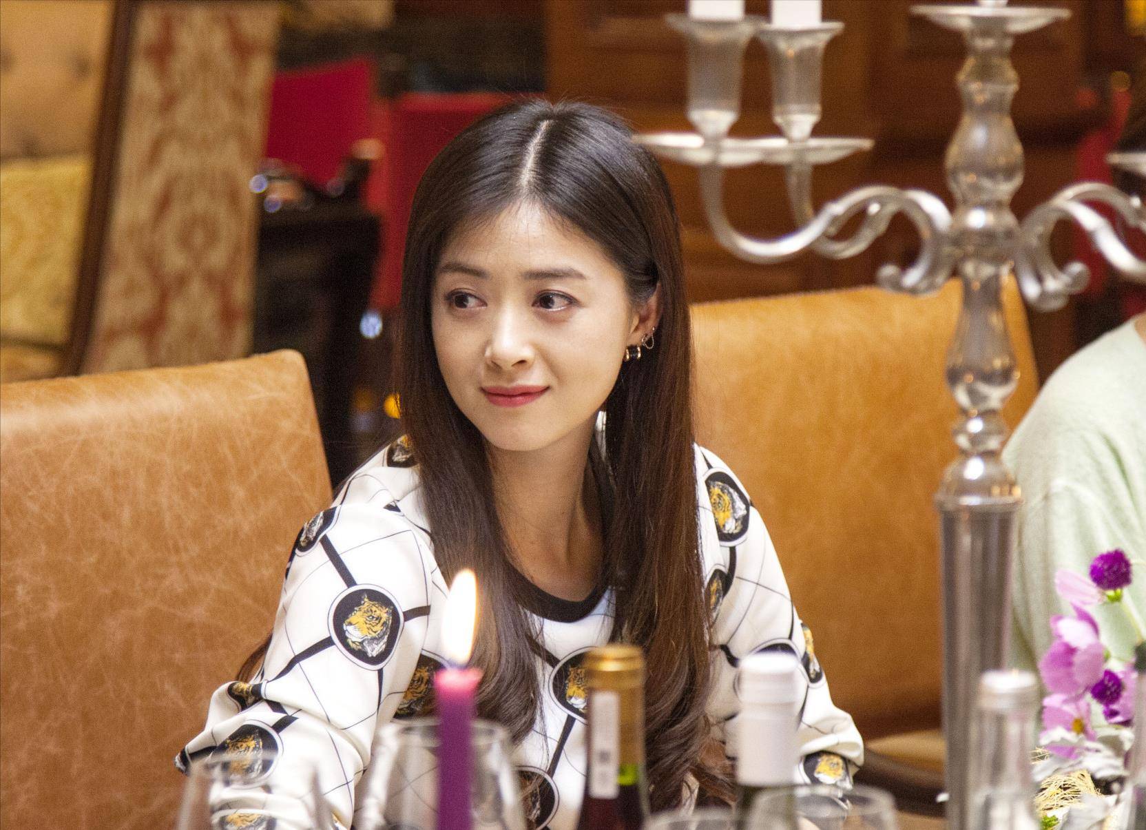 《欢乐颂》中蒋欣与王子文两人同框,个子高,骨架大的蒋欣被衬托得更加