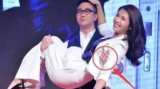 刘涛被抱在怀里,有谁注意到他手上的小动作,人品如何一目了然_王子健