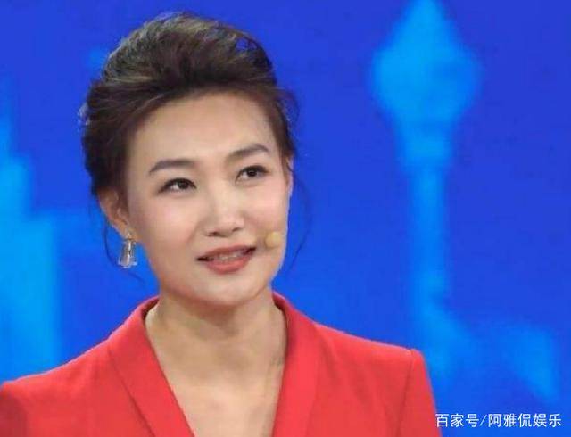 然而,出乎网友意外的是,摘下头套的李梓萌显得十分的青春和漂亮,不像