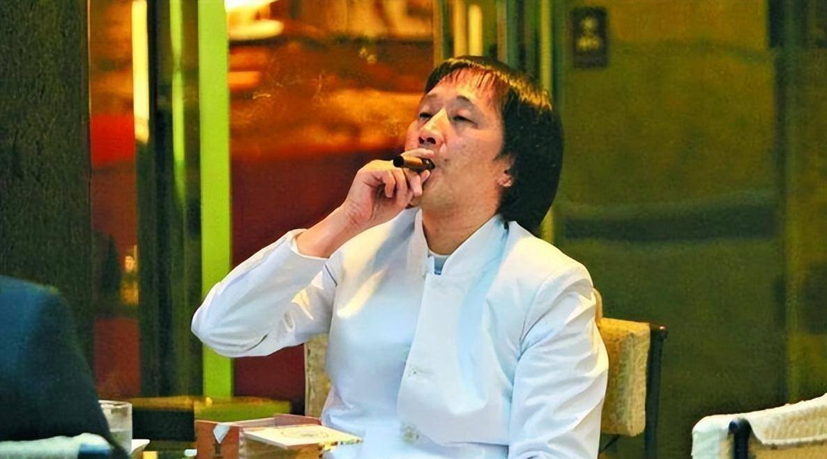 偶遇江湖大佬郭永鸿!随身带五个保镖,秃顶严重显消瘦_生活_人生_成功