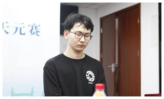 世界围棋锦标赛16强战:丁浩独胜,连笑险胜!_九段_黑棋_白棋