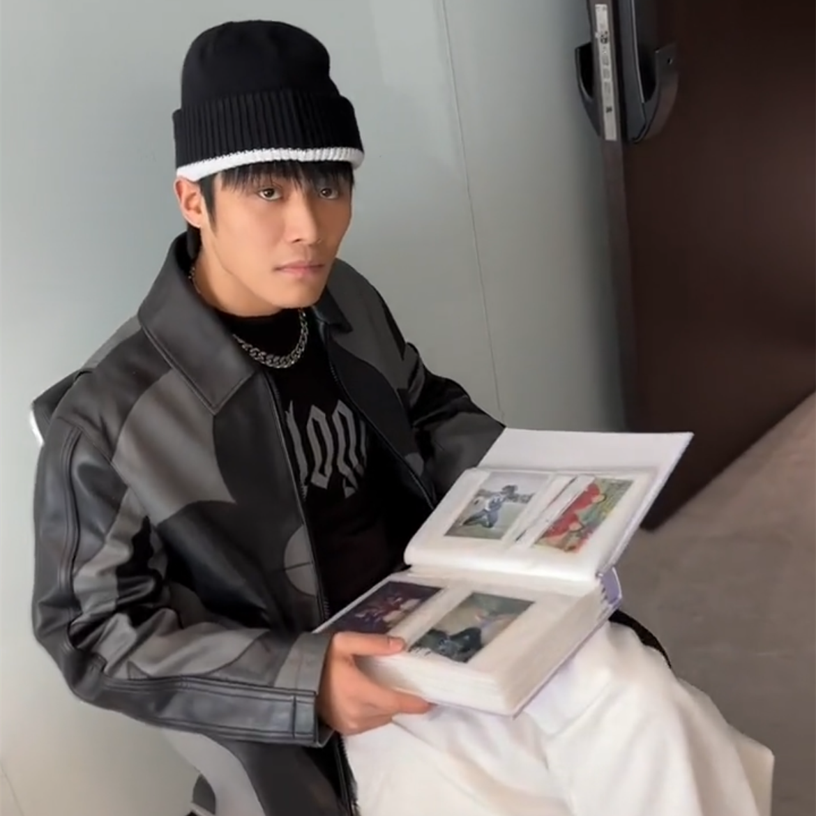 小杨哥亲自发年货引争议!7个礼盒被嘲不值钱,穿价值5.9万的衣服_账号_