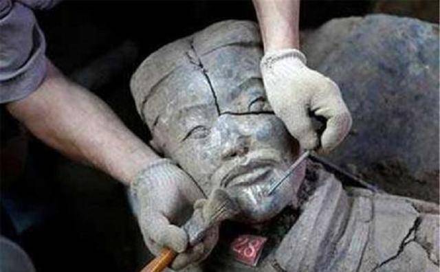 一尊裂开的兵马俑,或许
