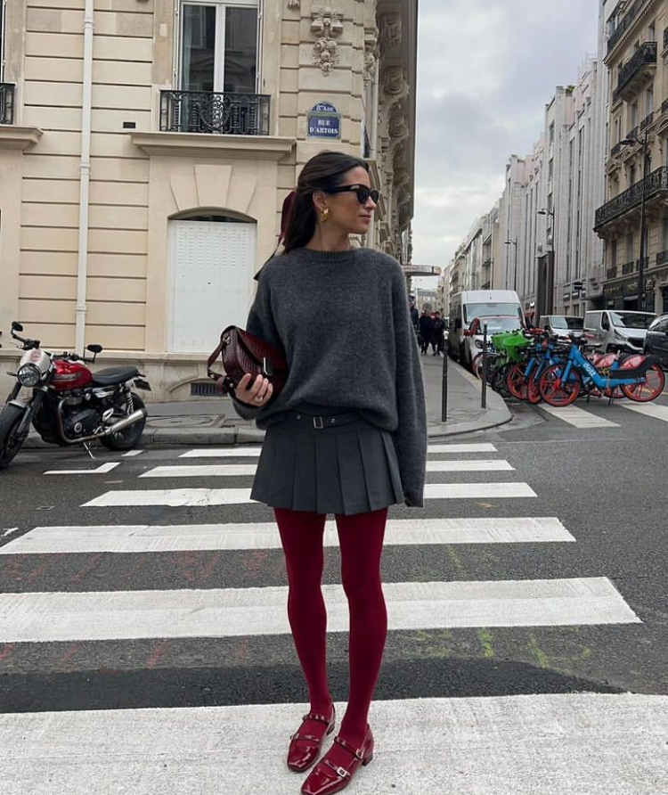 这条红袜子是辣妹冬日造型首选?