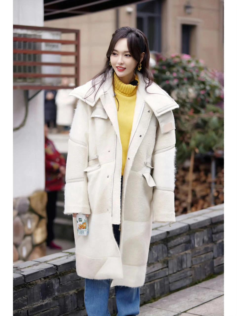 唐嫣带火了一种时髦穿搭:长羽绒服 毛衣 牛仔裤,高级洋气又保暖_黄色