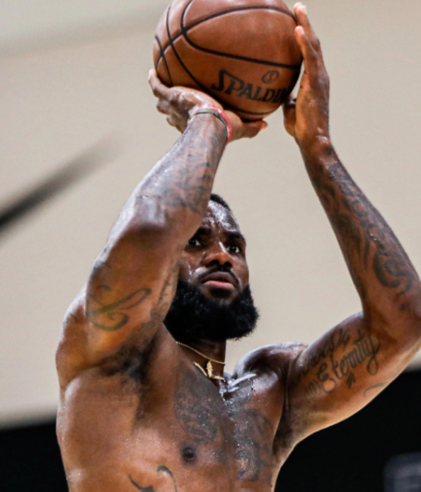 詹姆斯肌肉被誉为球员天花板,为何几乎看不到腹肌和胸肌?_投篮_1_nba