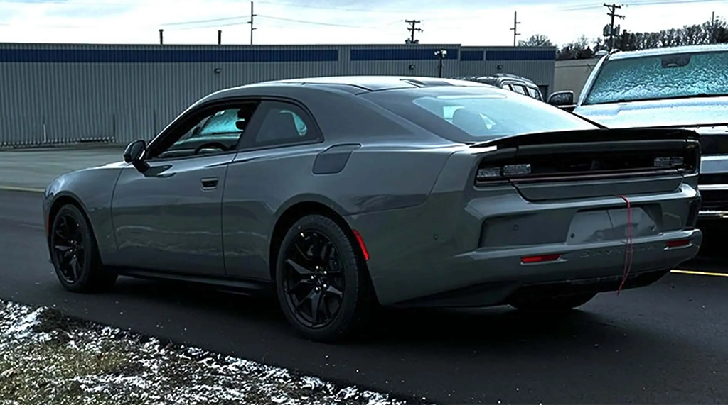 不仅提升了整车的时尚感,还进一步优化了空气动力学性能