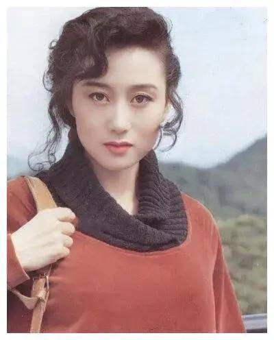 丈夫李连杰一心求佛,女儿抑郁想轻生:年少时欠的债,利智还上了_黄秋燕