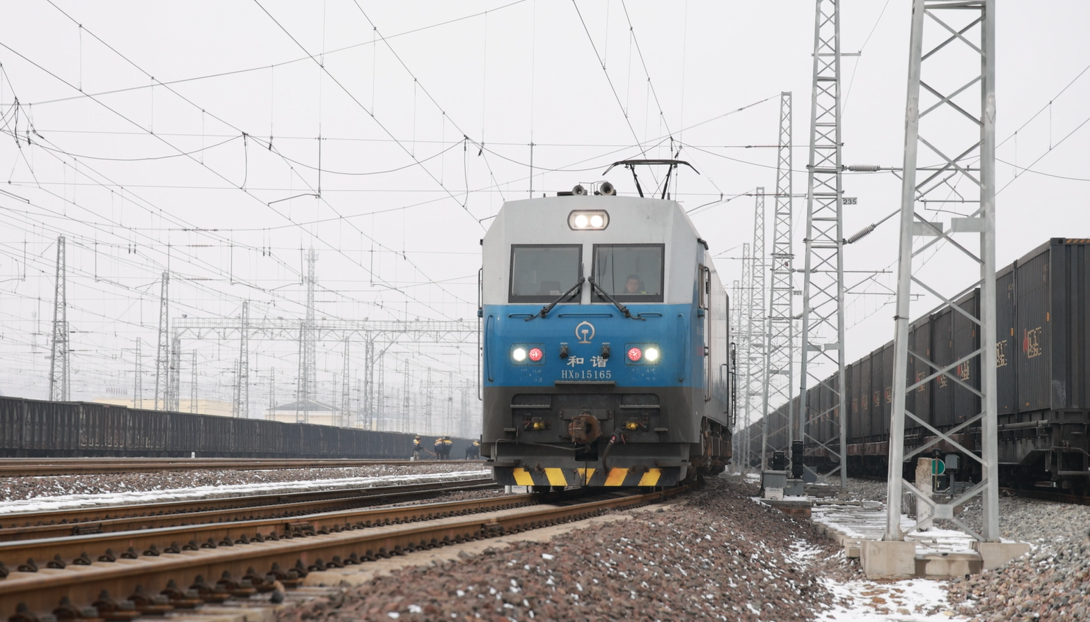 浩吉铁路煤炭运量突破800万吨,全力保障群众温暖过冬