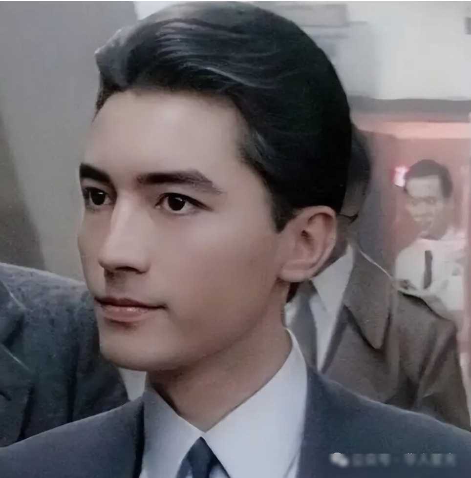 这个曾经登峰造从爱情到孤独然而,即便身居巅峰,尊龙依然面对着好莱坞