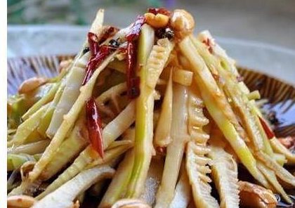 竹笋用手撕成细条状3.用开水焯一下4.沥干水分5.