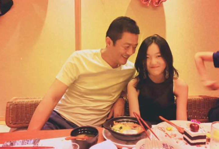 67李嫣寒假回国变化很大,王菲李亚鹏争相称赞,春节陪谁过年成悬念