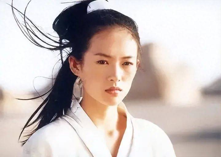 一直觉得郭晶晶长得很普通,直到她与章子怡同框,才发现她有多美