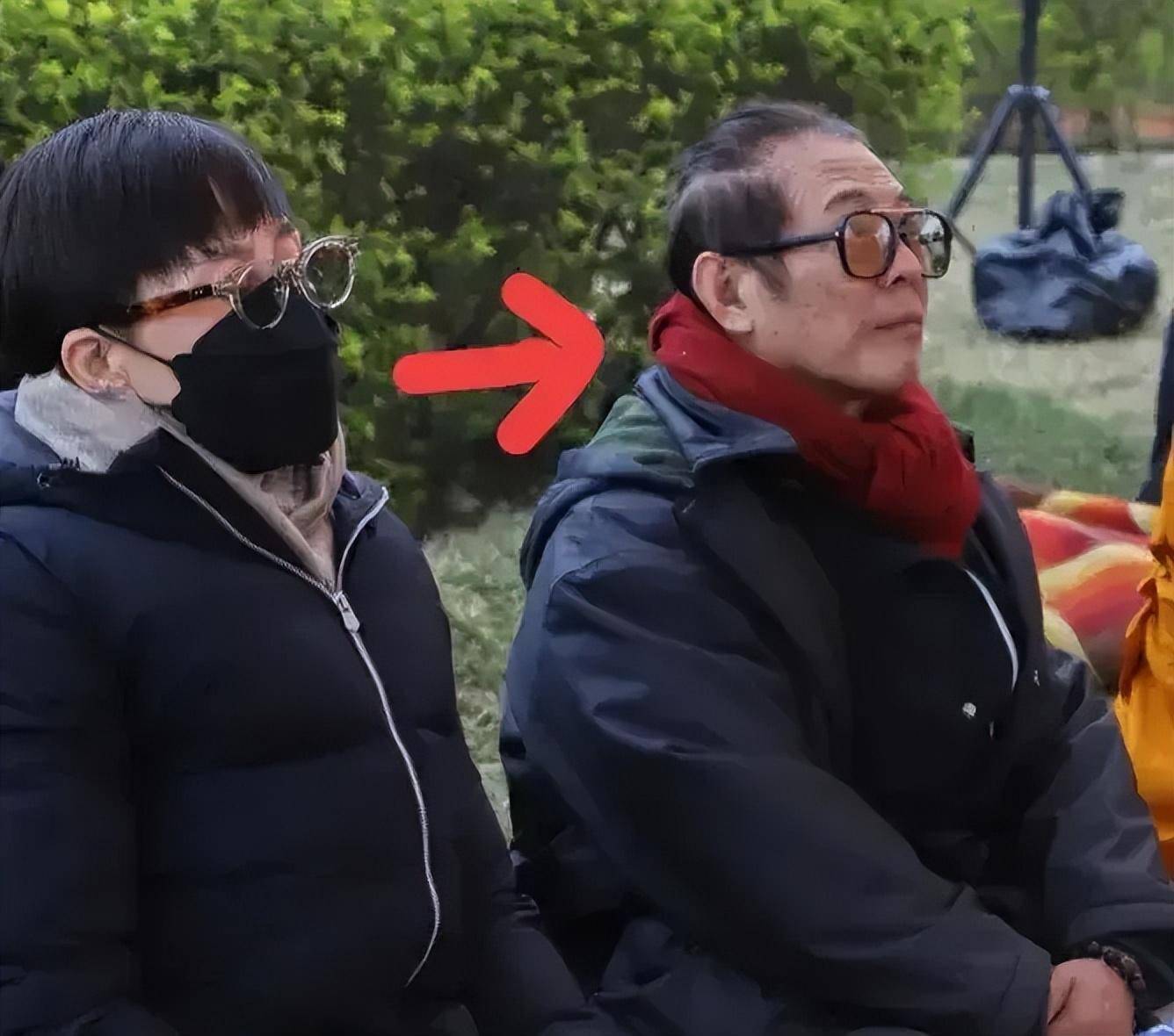 李连杰近照曝光:扎小辫,满脸黑色老年斑,和利智跪坐念经引热议_尼泊尔