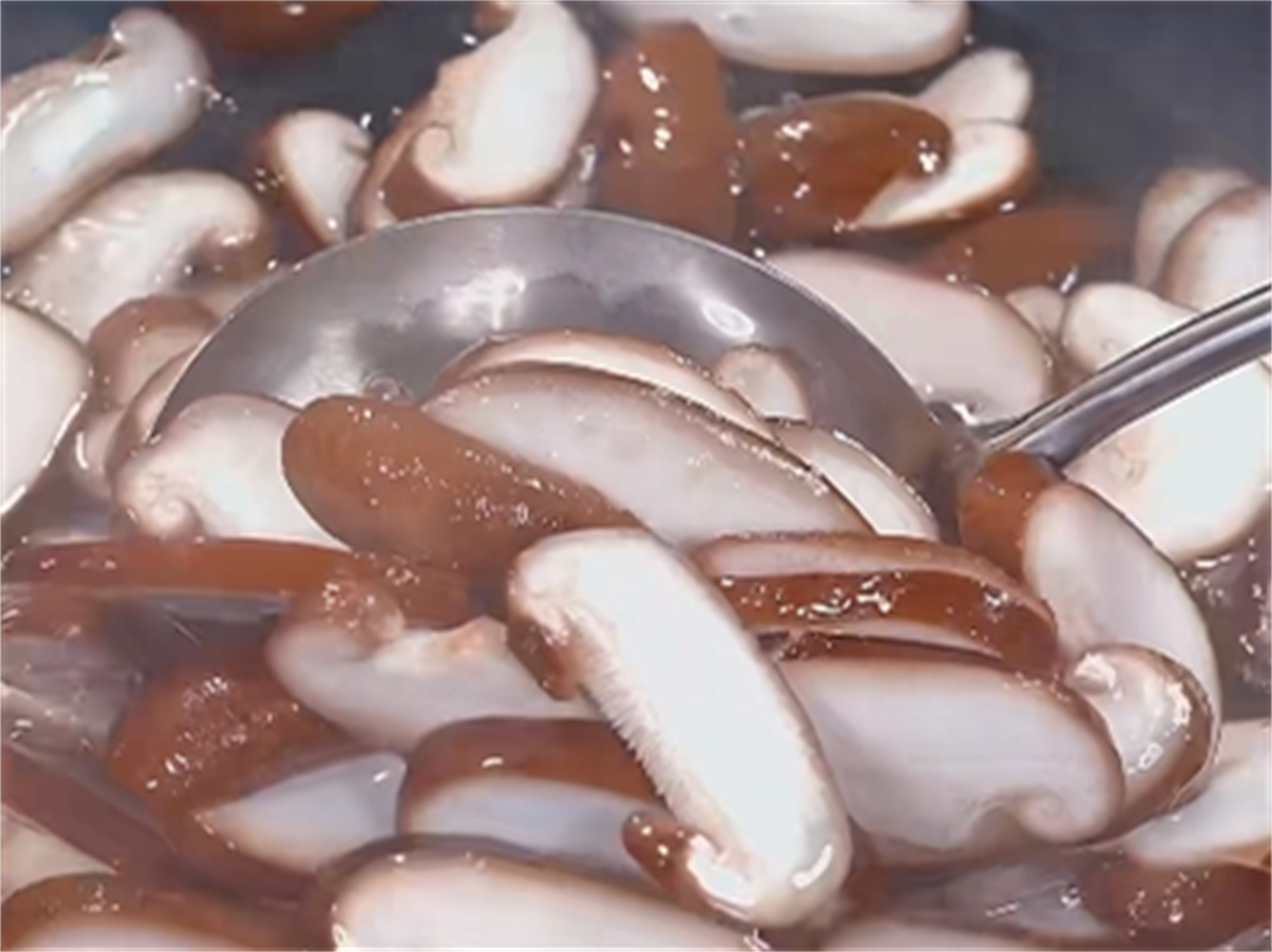 香菇怎么搭配炒好吃:轻松制作营养美味的家常菜,青红椒素炒香菇_口感