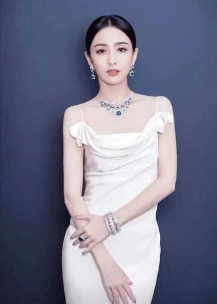 佟丽娅终于放开,穿深v连衣裙还要开叉到大腿,虽不丰满但比例优越_版型