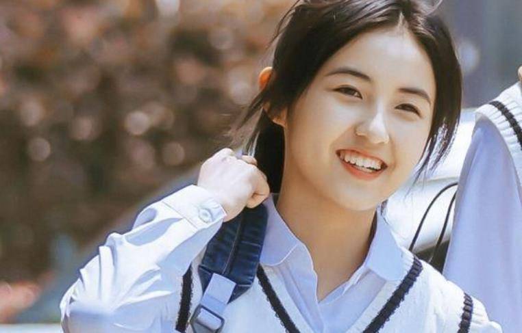 张子枫瘦上热搜,引众人心疼,21岁男友被调侃,不给饭吃?