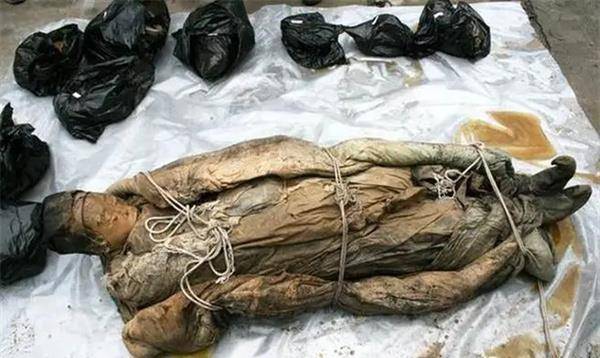 随后队员们仔细对女尸进行了观察,只见她头上带着金丝彩棺,身穿黄色的