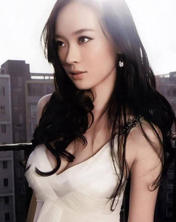 后来,霍思燕在拍戏时,分别遇到了温婉女神秦岚,娇小可爱的肖雨雨,以及