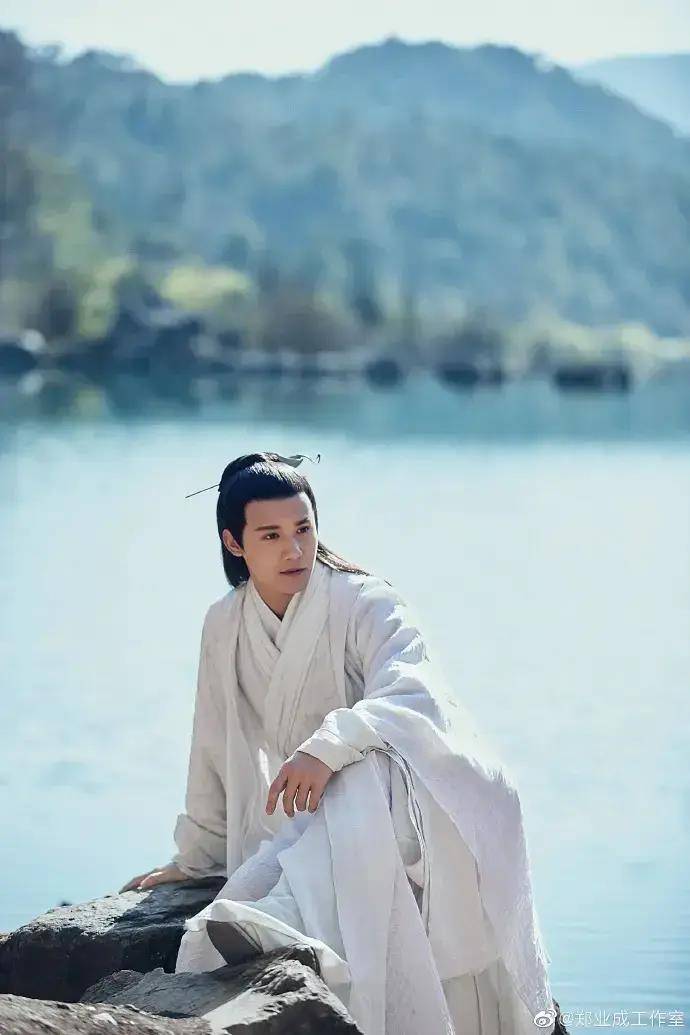 而那些被郑业成吸引的观众们,更是会在这部剧中找到自己的乐趣.