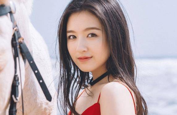 很多观众都觉得,李兰迪刚刚出道的时候,长相还比较清纯,演技也比较