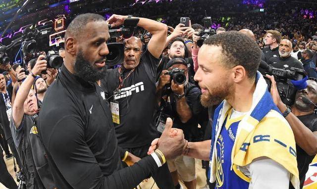 库里对勇士管理层相对更有耐心,而以往的经验表明,詹姆斯在交易截止日