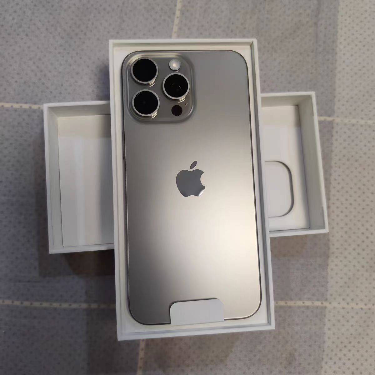 苹果15pro max降价1050元,售价更亲民了,你会选择吗?