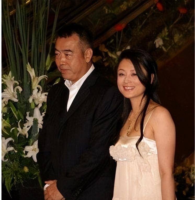 倪萍:五次恋爱,三婚两离,同居六年惨被抛弃,47岁收获