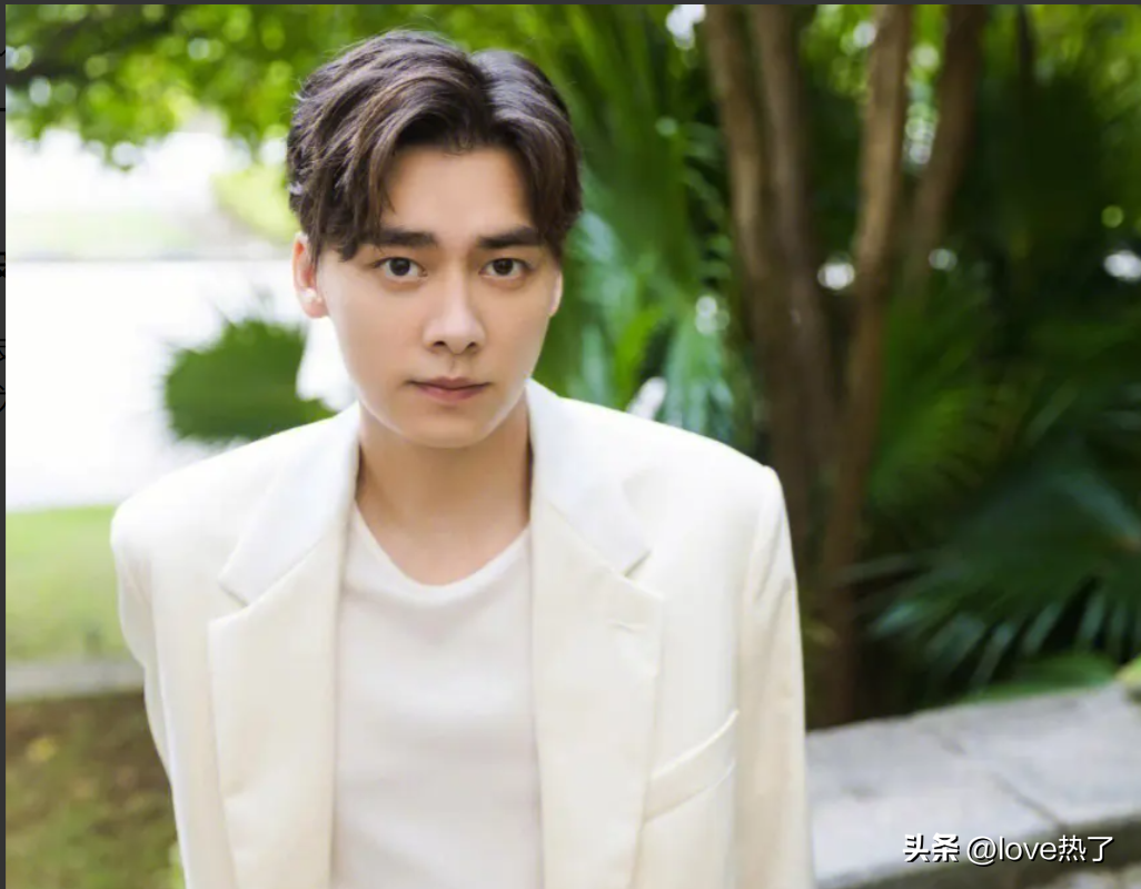 比如说金晨和李易峰,他们从最开始的认识相识,到后来的合作出演同一部