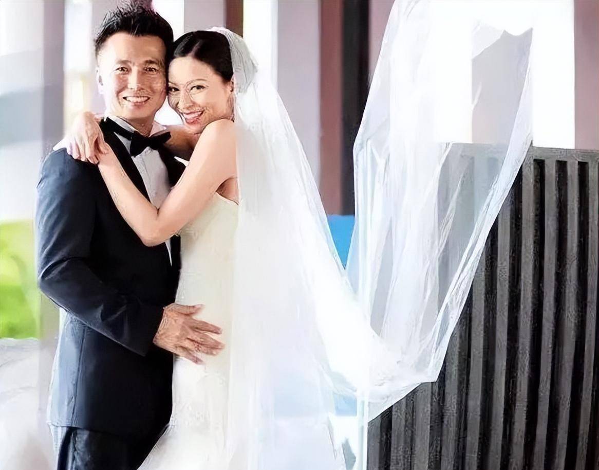 吃着碗里瞧着锅里的,魏骏杰后因拍戏爱上了别人,滕丽名只好忍痛割爱