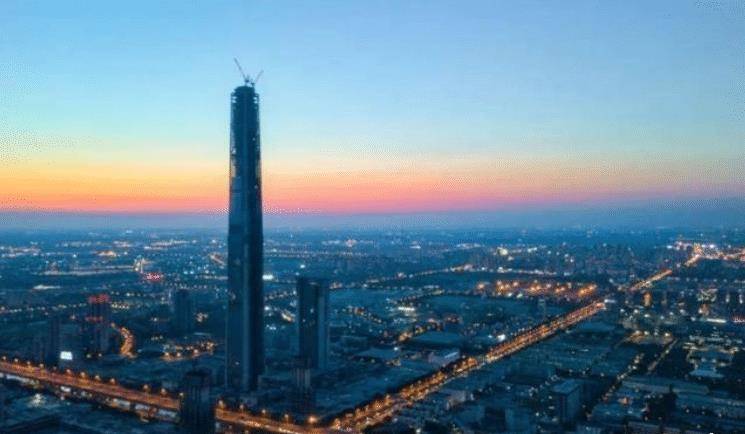 造价700亿的"中国第一高楼",因投资人身价暴跌,烂尾