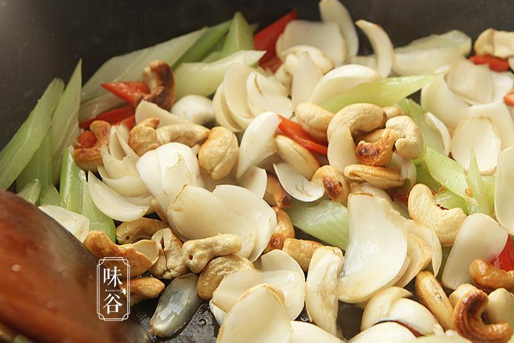 要常吃这菜,刮油清肠,做法简单_腰果_西芹百合_鲜百合