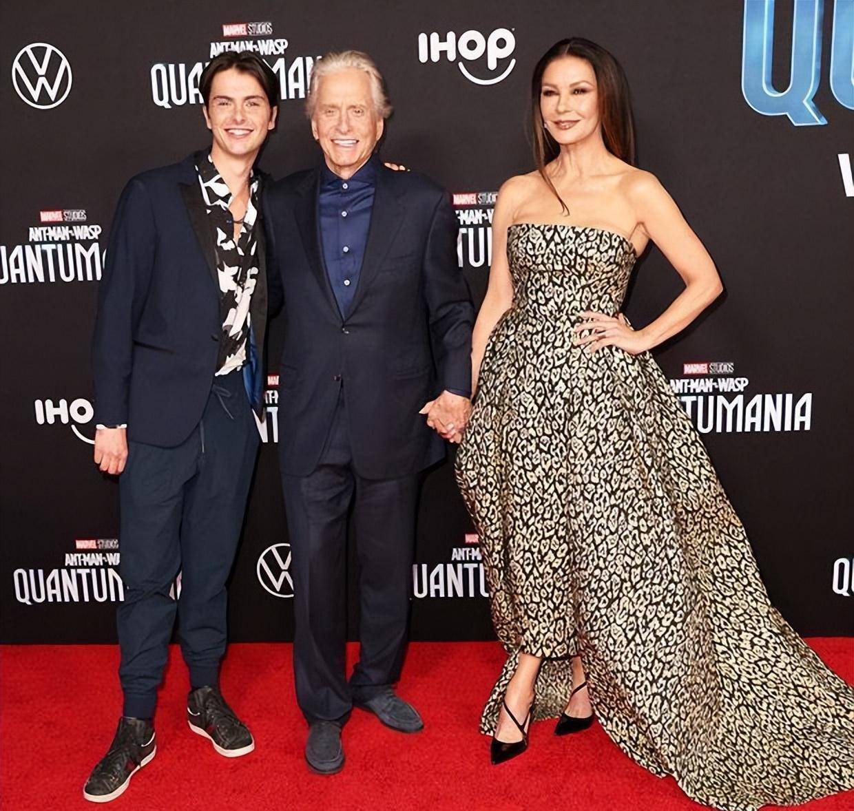 凯瑟琳·泽塔-琼斯罕见携儿子亮相红毯，22岁迪伦很帅气，像妈妈_搜狐网, image size:1240x1178