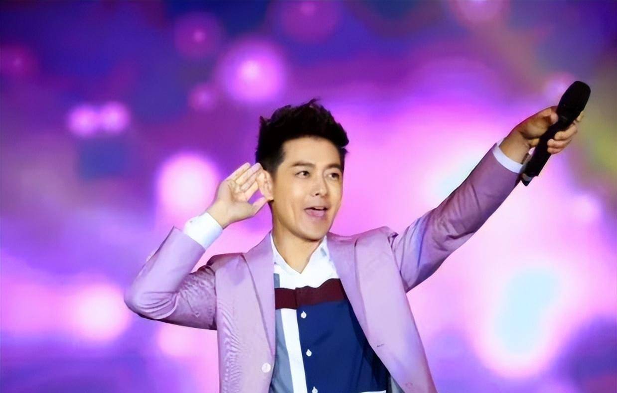 49岁林志颖近照判若两人!身材消瘦体重不过80,驼背留须显老