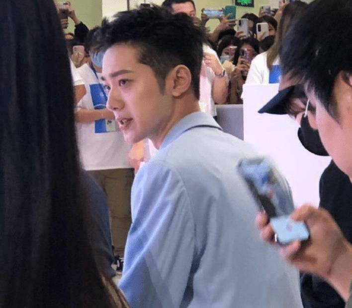 赖冠霖亮相线下活动,生图引发热议,这颜值认真的吗