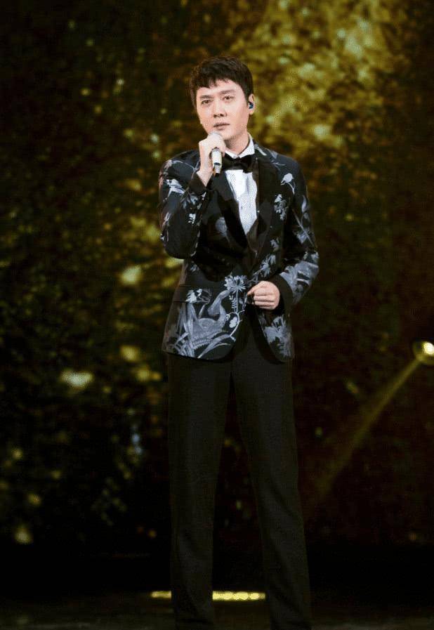 冯绍峰离婚后首现机场,一身牛仔穿搭帅气减龄,百万太