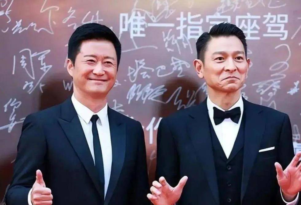 "c位争夺战",刘德华坐在陈宝国身边,可见他在内娱的江湖地位_内地