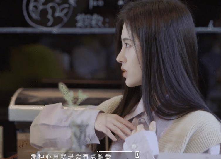 因此鞠婧祎通常会戴着耳机出行,为的就是不想听到周围的喧嚣