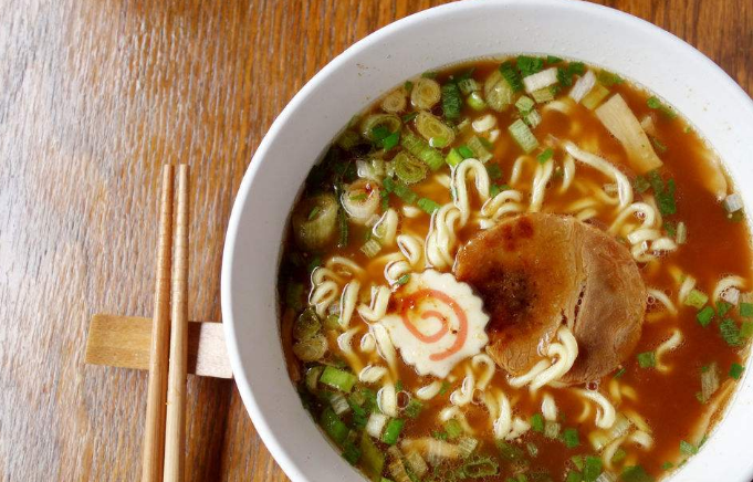 非洲炫富有新招!吃包泡面就是土豪!_当地人_食物_美食