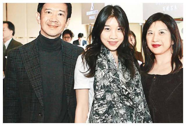 潘迪生受到优质教育,曾到英国和美国留学,之后回港后在钟表珠宝行业