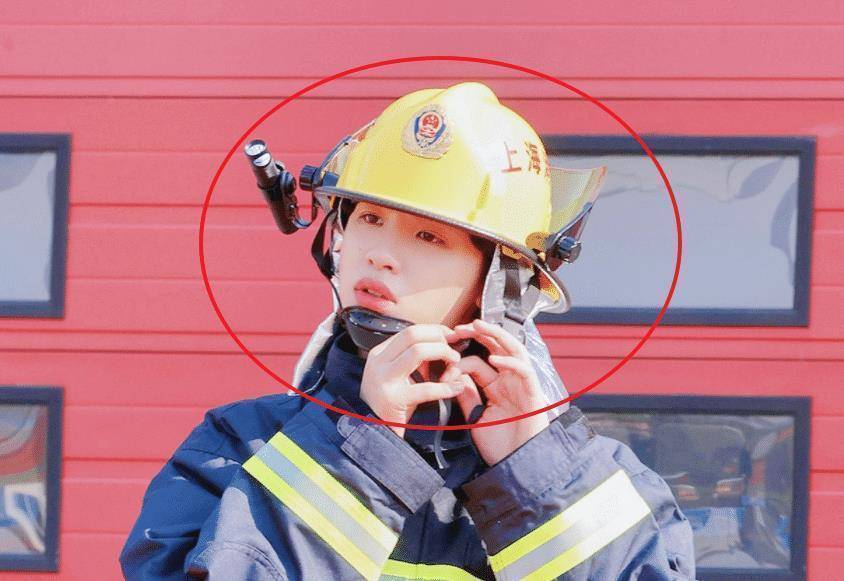 黄明昊训练时的画面似曾相识,左右不分逼疯队友,抓到了一只憨憨_哥哥