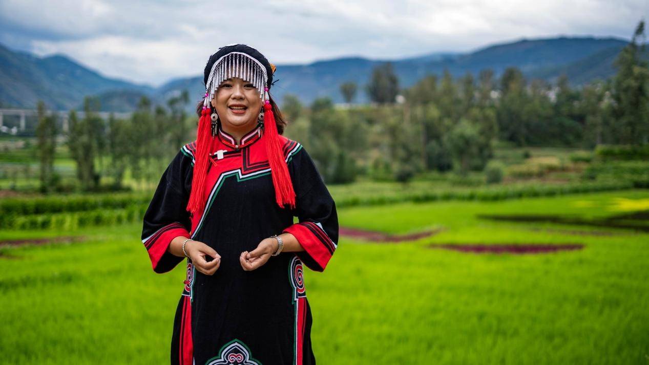 一次偶然的机会,云丽受邀到金沙江边的拖布卡镇格勒村做客,看到村里的