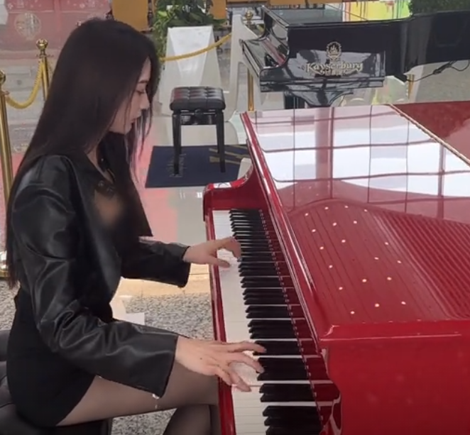 弹钢琴美女每天一套惊艳装扮,性感可爱热辣优雅_魅力_长裙_红色