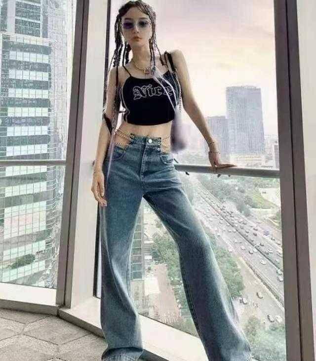 李小璐越来越放飞自我,牛仔裤就用几条铁链固定,蚂蚁腰好惹眼_身材_的