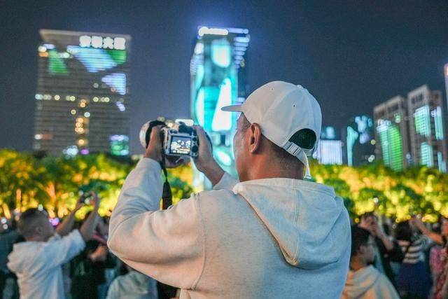 一年一度的深圳市民中心燈光秀再次如約而至,市民廣場周圍的高樓聰妹