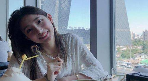 电视主持马凡舒走秀泳衣滑落 淡定走完全程事后霸气回应_比赛_董卿